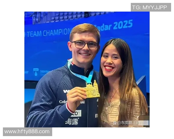 三球与足球明星亲密合影展现运动魅力与友谊时刻